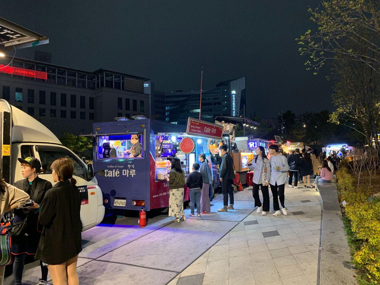 2025 Dongdaemun Night Market Visit! - Enjoy all the attractions from lively DDP night market!